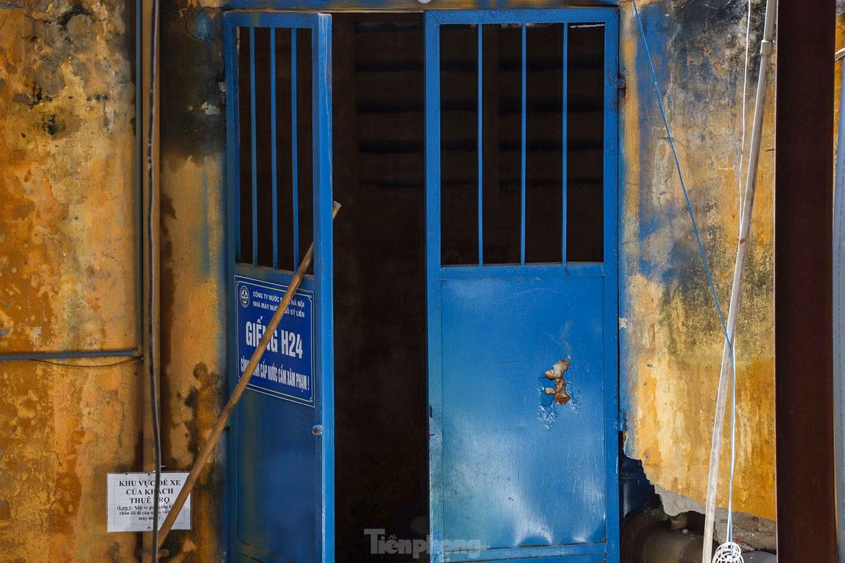 Người dân cho biết, trước thời điểm xảy ra vụ việc, giếng H24 hoạt động bình thường, mỗi năm đơn vị vận hành vẫn thay cát lọc.