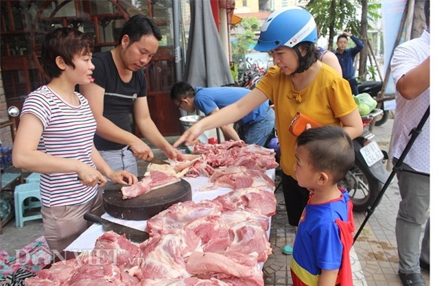 Trong quá trình giết mổ heo, tiết chảy ra nhiều và chứa nhiều nguy cơ nhiễm khuẩn. Vì vậy, cần phải thận trọng khi tiêu thụ, vì điều này có thể gây ảnh hưởng xấu đến sức khỏe.