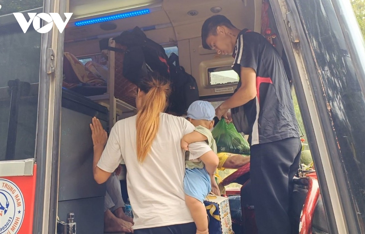 CSGT Đà Nẵng hỗ trợ gia đình cháu nhỏ bị nhà xe bỏ rơi - Hình 3 CSGT Da Nang ho tro gia dinh chau nho bi nha xe bo roi-Hinh-3