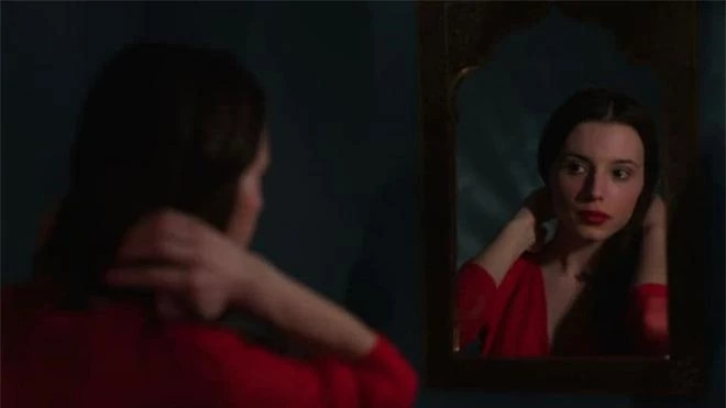  Không bao giờ soi gương vào nửa đêm: Có 2 giả thuyết về lý do tại sao mọi người không được phép soi gương vào ban đêm. Thứ nhất đây là hành động rẻ tiền vì gày xưa thì chỉ có kỹ nữ mới soi gương lúc nửa đêm để trang điểm, mà những kỹ nữ này thường được người đời xem thường, chán ghét nên người xưa dặn con cháu không nên soi gương vào lúc nửa đêm. 