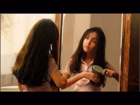  Giả thuyết thứ hai là phong thủy, người xưa cho rằng ban ngày con người có nhiều dương khí, có ánh sáng mặt trời bổ sung, nhưng ban đêm âm thịnh dương suy, dương khí hao hụt khó bổ sung. Lúc này, nếu nhìn vào gương sẽ làm con người mất đi sự mất thăng bằng, phát sinh ra nhiều bệnh.