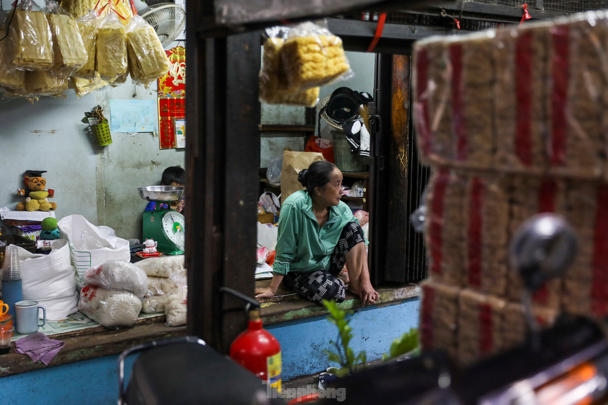 Các ô chợ thông nhau với các lối đi (hẻm) chỉ rộng khoảng 1m. Các nhà sạp nhỏ hẹp, quy mô từ 1-3 tầng, để buôn bán cũng là nơi sinh sống của người dân.