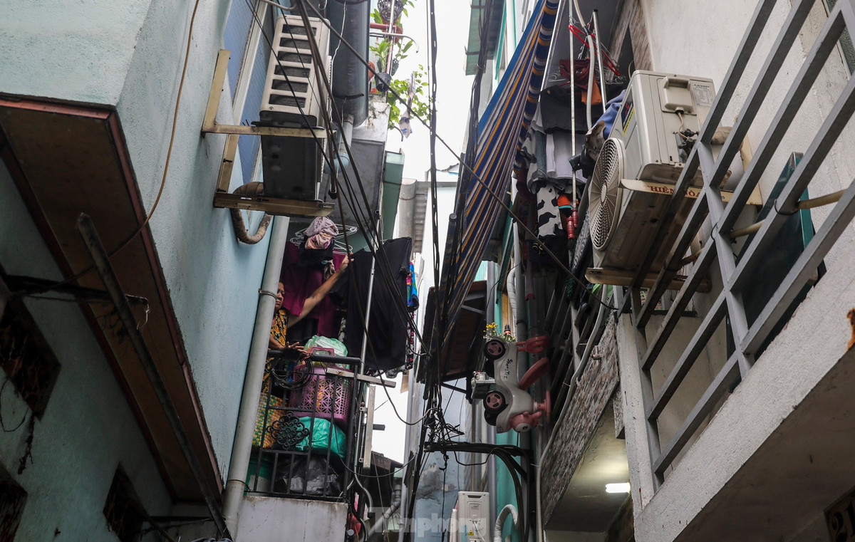 Hiện hữu của các ô chợ này thông nhau như khu bàn cờ, lòng hẻm diện tích chỉ dưới 1m, các kiot diện tích khoảng từ 4 - 6m2, người dân sinh sống đông nên khi xảy ra cháy các lực lượng chức năng khó tiếp cận.