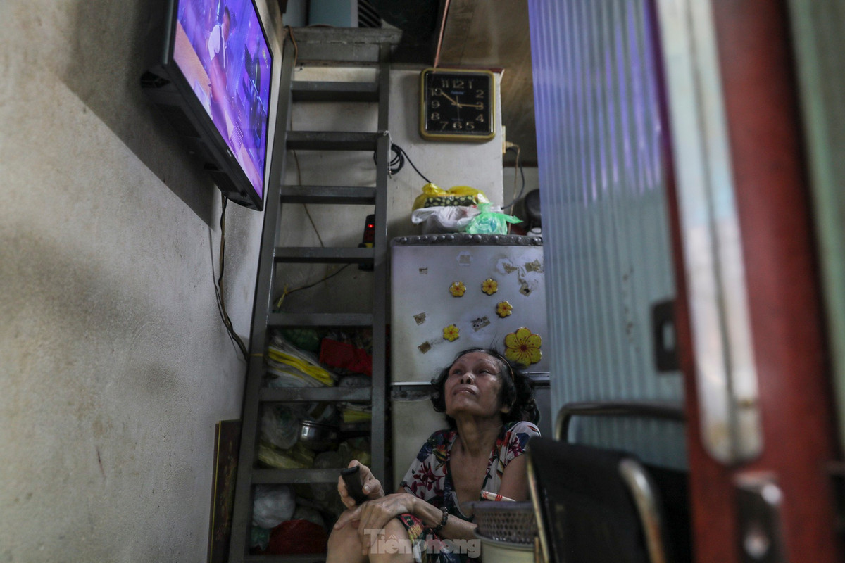 Căn nhà tầm 4m2 của bà Như Nguyệt (64 tuổi) là nơi sinh sống của 3 thành viên trong gia đình. Mùa hè, nắng gay gắt chiếu trực tiếp vào kính, hơi ẩm từ mặt đường bốc lên khiến ngôi nhà như lò xông hơi, quạt máy dường như vô tác dụng.