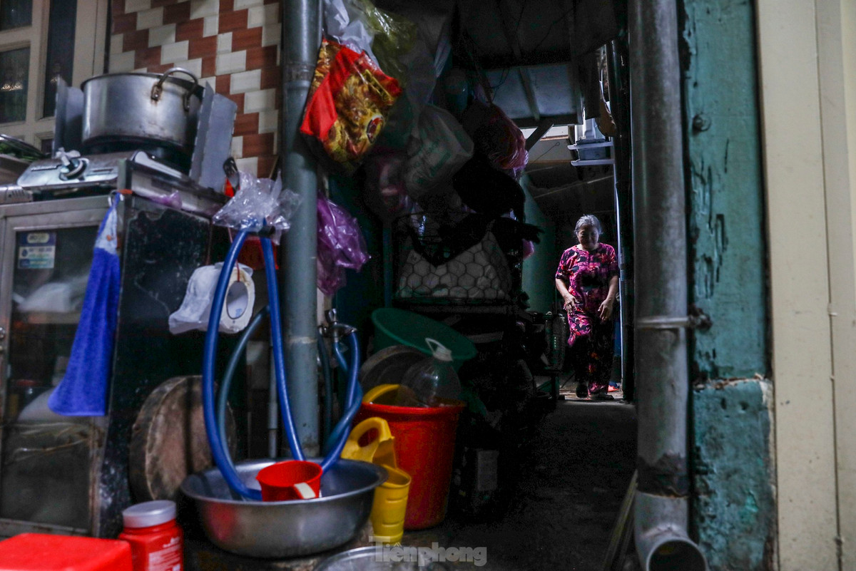 Diện tích trong khu vực này rất hạn chế, thế nhưng nhiều đồ đạc, xe máy, gia cầm giăng kín lối ra vào khiến việc đi lại của người dân gặp nhiều khó khăn.