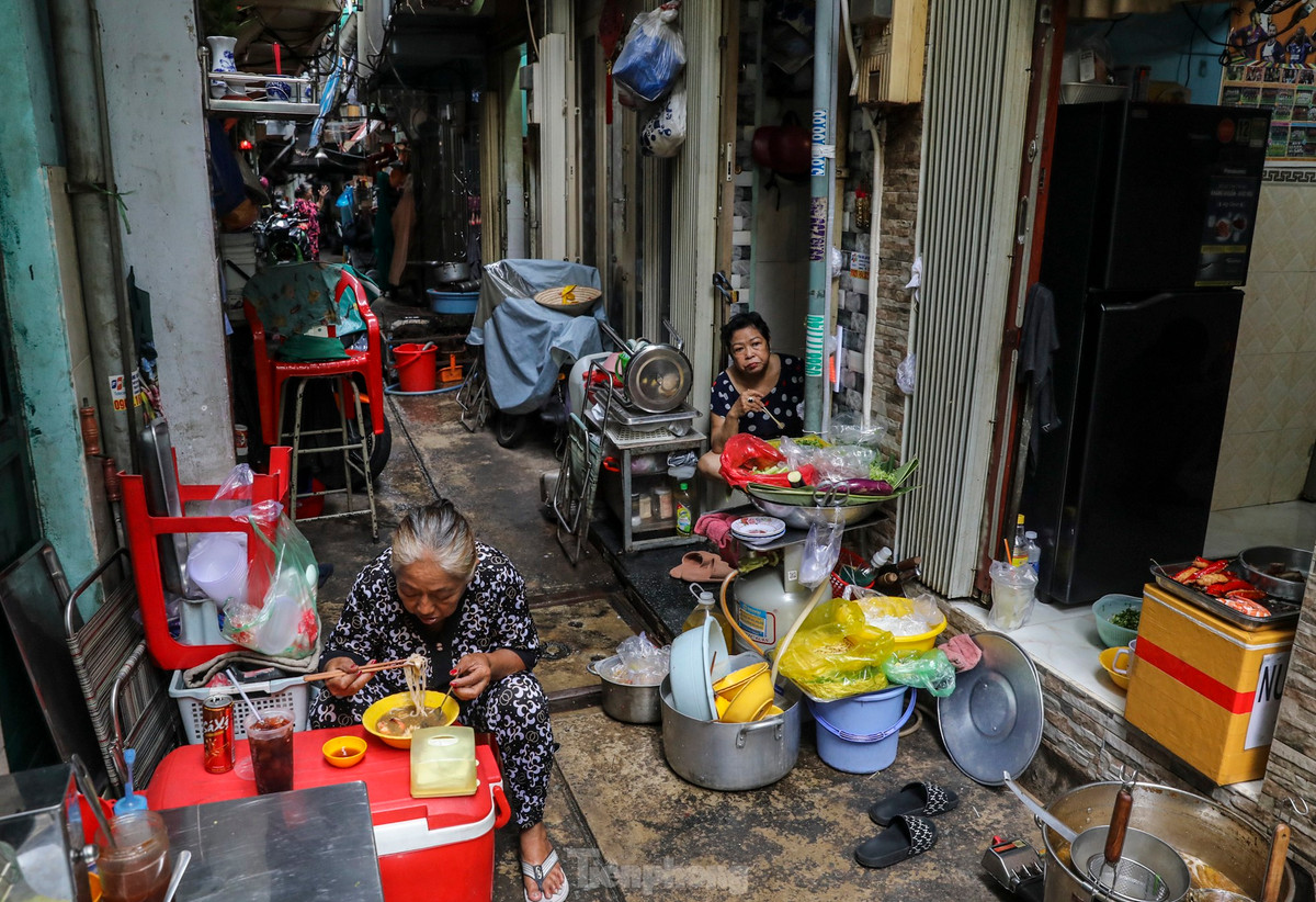 Tại Hội nghị Thành ủy TPHCM diễn ra vào giữa tháng 6, Bí thư Quận ủy quận 1 Dương Anh Đức nêu trăn trở, dù nằm ngay giữa trung tâm thành phố nhưng quận 1 có các khu vực người dân sống rất chật chội. Khu chợ Gà, Gạo (phường Cầu Ông Lãnh, quận 1), những căn nhà khoảng 3 - 4m2, thậm chí chỉ 2m2.