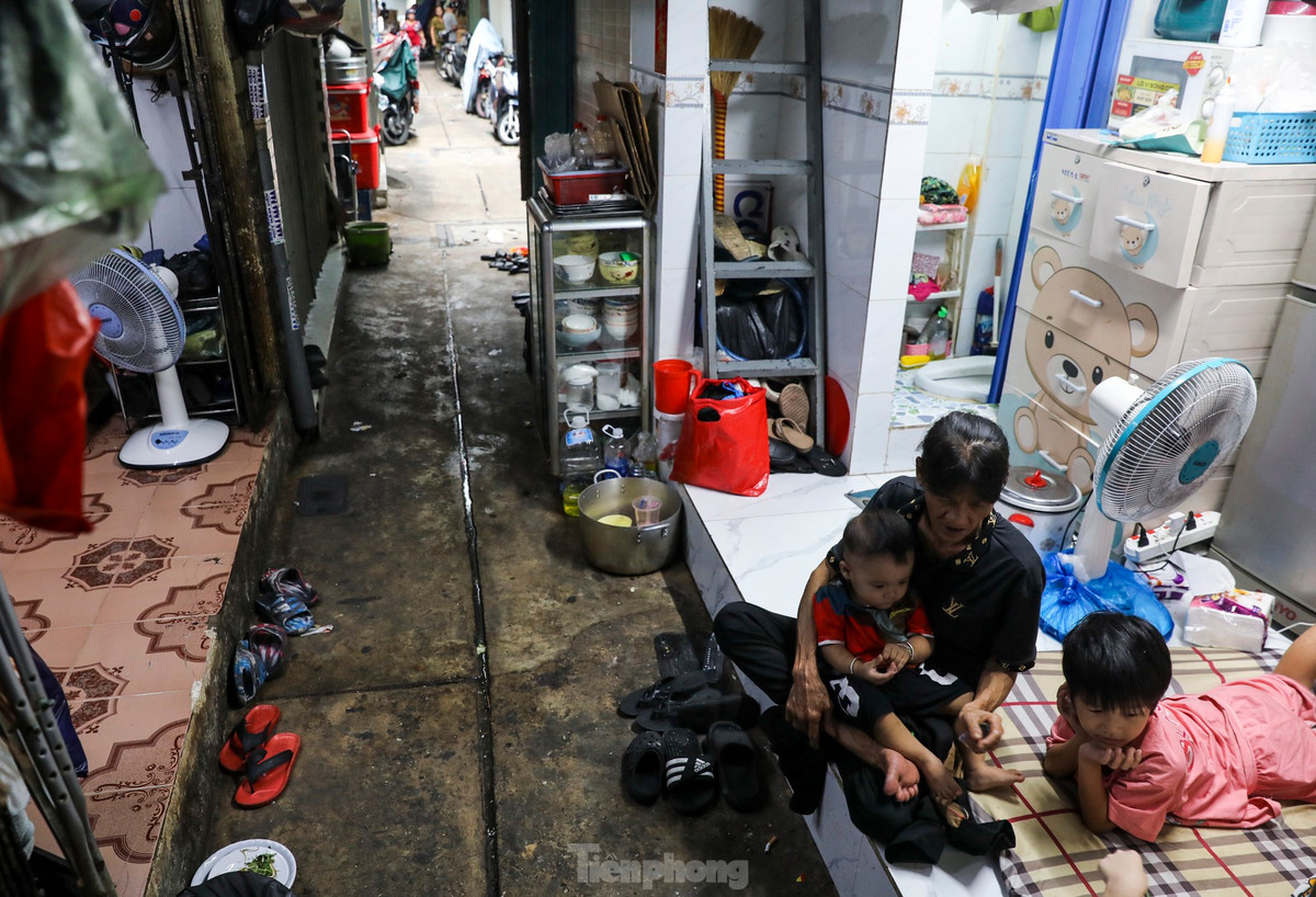 Nằm lọt trong khu chợ, ngôi nhà “tí hon” chỉ vỏn vẹn khoảng 4m2 là nơi trú ngụ của cả gia đình bà Thạch Thị Văn Sa Minh (68 tuổi).