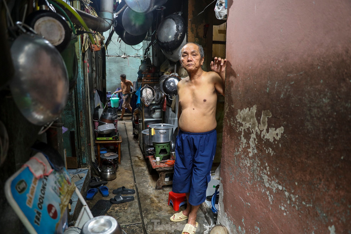 Do diện tích chật hẹp, các sinh hoạt của người dân trong khu vực đều bị hạn chế và bất tiện. Hầu hết bà con tại đây đều sử dụng hành lang trước nhà để nấu nướng và sinh hoạt.