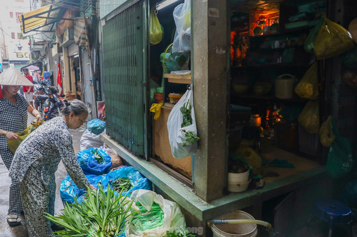 Trước đó, quận 1 đã đưa chỉ tiêu quy hoạch kiến trúc thực hiện mời gọi đầu tư dự án khu chợ Gà, Gạo. Cụ thể, diện tích khu đất 6.339 m2 (diện tích phù hợp quy hoạch khoảng 5.949 m2). Mật độ xây dựng tối đa 50%, hệ số sử dụng đất là 10, chiều cao tối đa 50 m, dân số là 700 người.