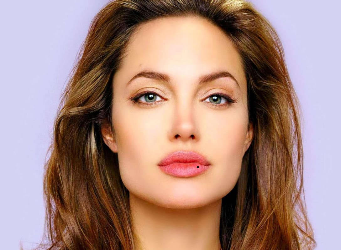  2. Nốt ruồi trên môi: Nốt ruồi trên môi thường tượng trưng cho sự khôn ngoan và tài hùng biện của một người. Dấu vết nốt ruồi này được coi là dấu vết của Đức Phật A Di Đà để lại trong Phật giáo. 