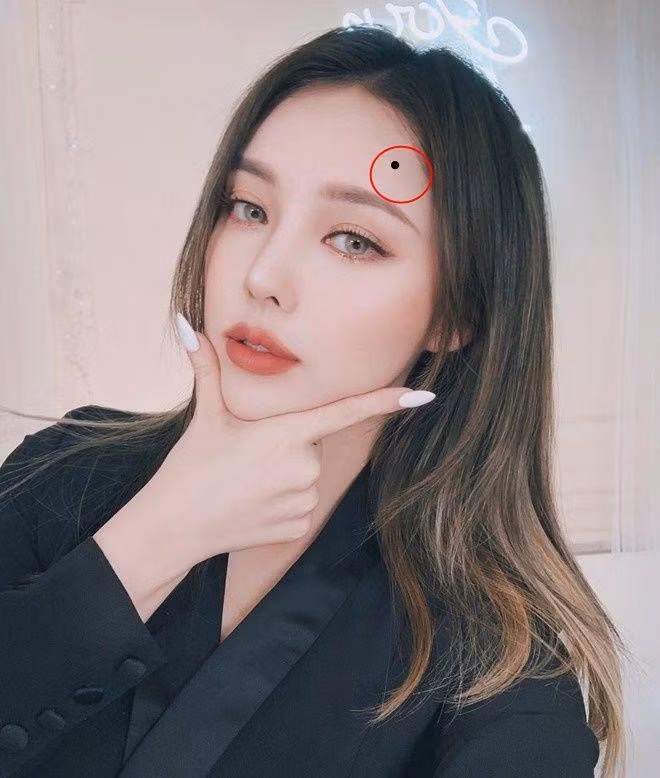 Quán Thế Âm là một trong những vị Phật nổi tiếng nhất trong Phật giáo và có địa vị rất cao. Nếu bạn có nốt ruồi như vậy trên trán thì được coi là hóa thân của Bồ Tát, thành tựu của bạn sẽ rất cao.