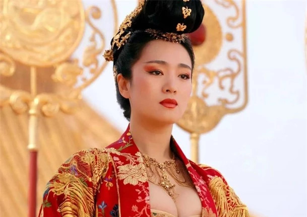 Hoang hau doc ac co tieng: Sat hai cong than,ngoai tinh cong khai