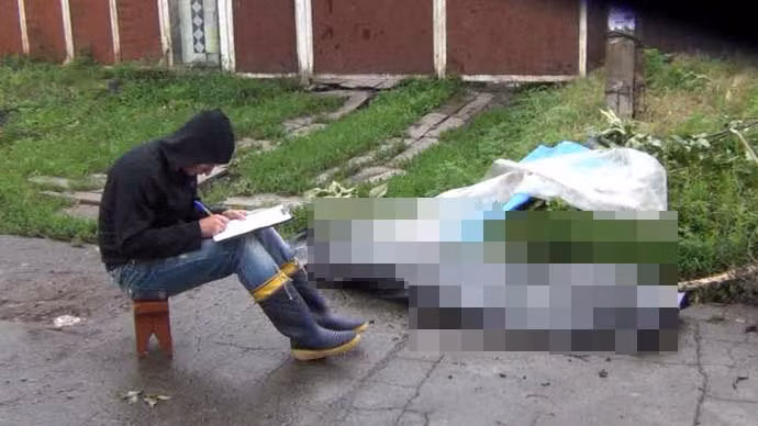 Một nhân viên cứu hộ đang ghi chép lại các dữ liệu về một nạn nhân thiệt mạng trong vụ này.