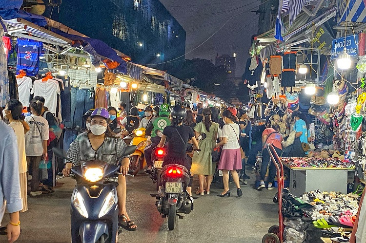 Siêu chợ Nhà Xanh trở lại thời hoàng kim, biển người mua sắm tắc đường ảnh 1