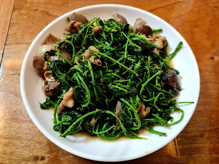 Rau ngũ gia bì có thể ăn sống, ăn kèm lẩu, luộc, hoặc xào... đều rất hấp dẫn. Khi ăn, nó có mùi ngọt thanh, hơi đắng nhẹ, rất thơm, nếu ăn sống thì có thể cảm nhận được vị đắng