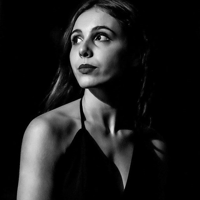 Ngoài thời gian dành cho công việc, Anastasia thích thư giãn bằng cách trượt băng nghệ thuật, xem phim hoặc tìm hiểu về nước hoa và các nhà hàng nổi tiếng.