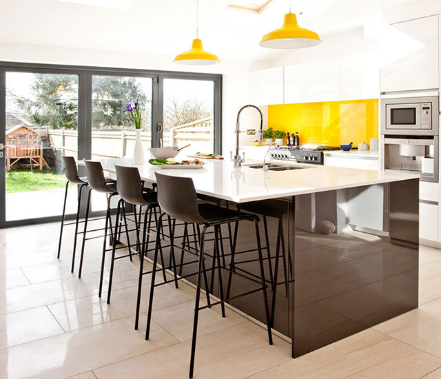 Đây là một mẫu nhà bếp đẹp ở nông thôn ghi điểm nhờ sự kết hợp giữa những màu sắc lạ mắt đem đến cảm hứng nấu nướng