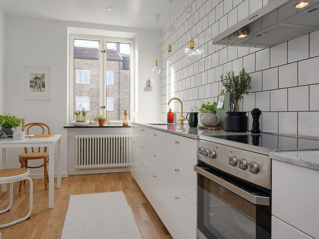 Thiết kế của căn bếp này lại mang phong cách hiện đại, phù hợp cho những căn nhà diện tích vừa phải. Sắc trắng có hiệu quả thị giác, khiến không gian trông rộng rãi hơn