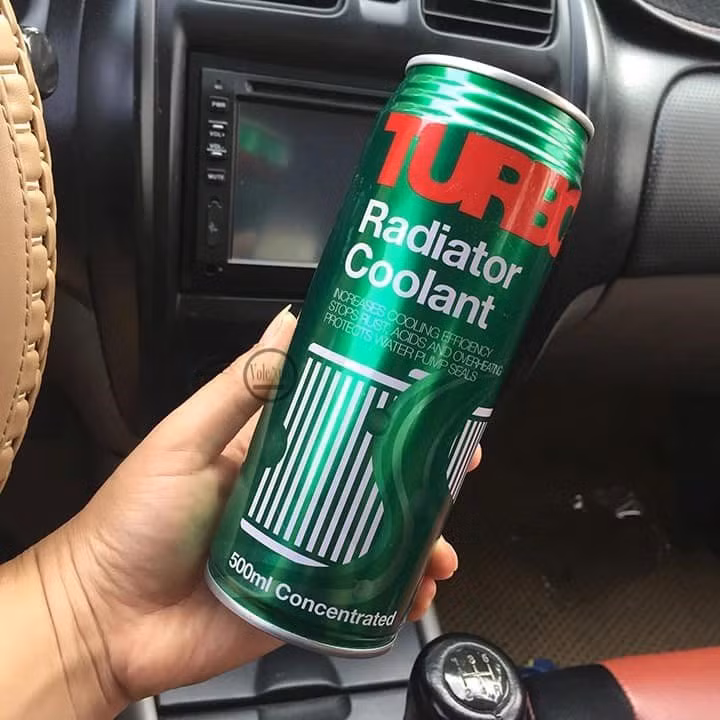 Cap vo chong uong nham dung dich lam mat oto vi tuong nuoc ngot, bia