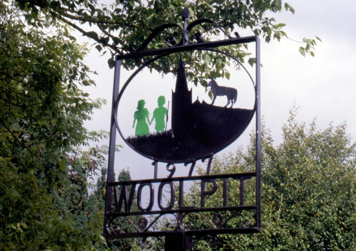 Bi an dau dau dang sau nhung dua tre xanh cua Woolpit-Hinh-5