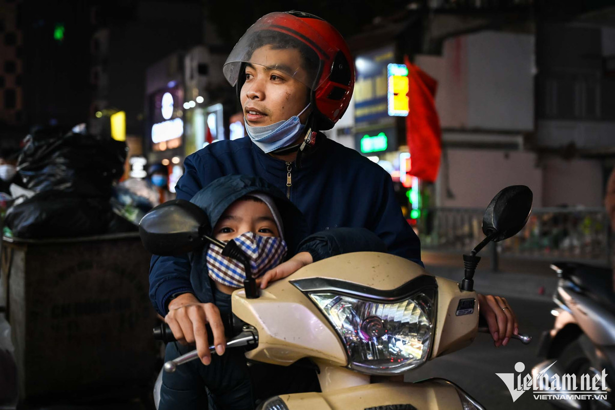 Trông con trên vỉa hè chờ vợ chen chân mua quần áo giảm giá - Hình 5 Trong con tren via he cho vo chen chan mua quan ao giam gia-Hinh-5