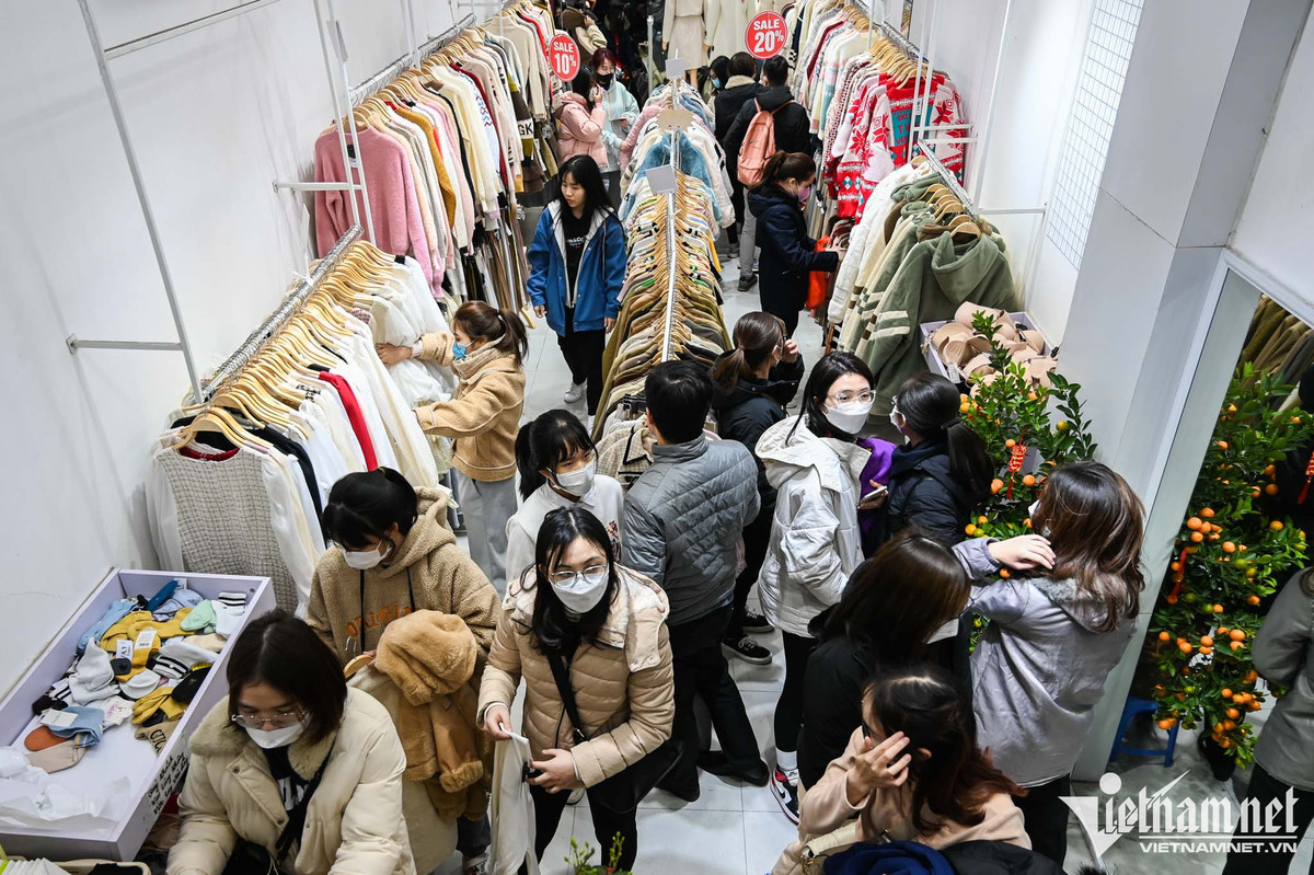 Trông con trên vỉa hè chờ vợ chen chân mua quần áo giảm giá - Hình 10 Trong con tren via he cho vo chen chan mua quan ao giam gia-Hinh-10