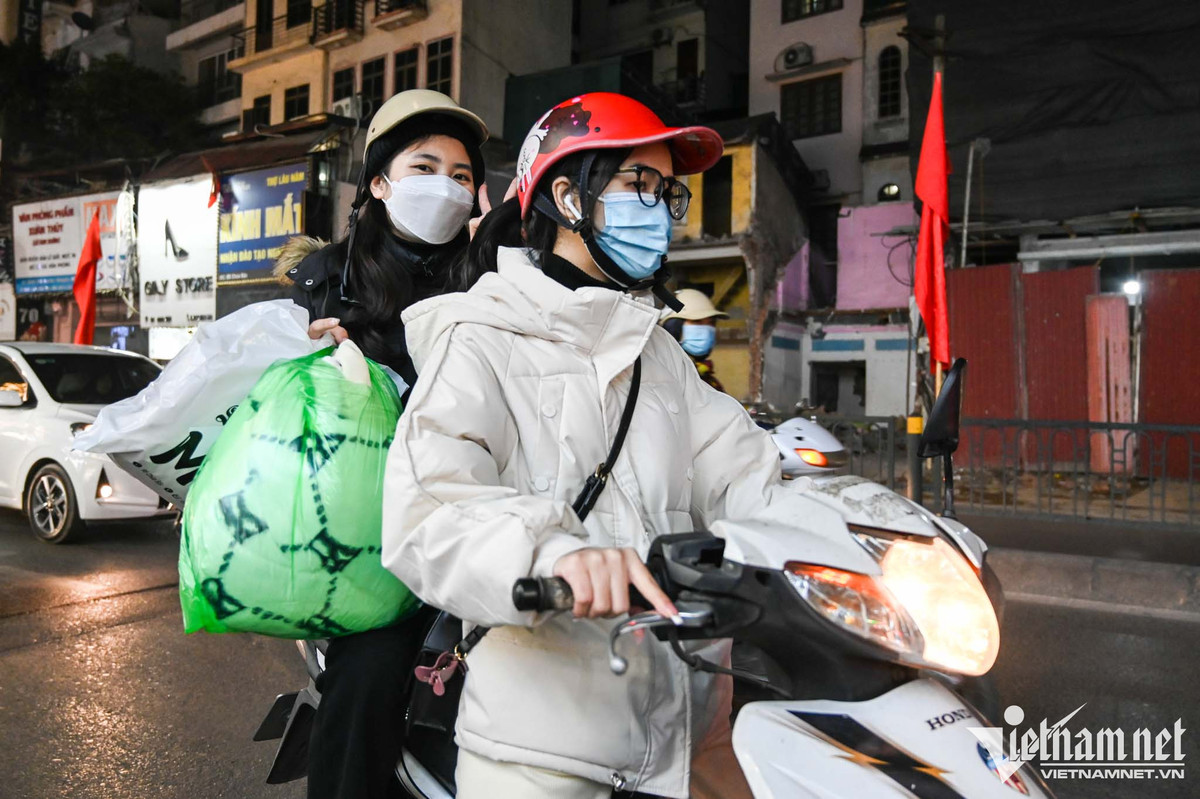 Trông con trên vỉa hè chờ vợ chen chân mua quần áo giảm giá - Hình 13 Trong con tren via he cho vo chen chan mua quan ao giam gia-Hinh-13