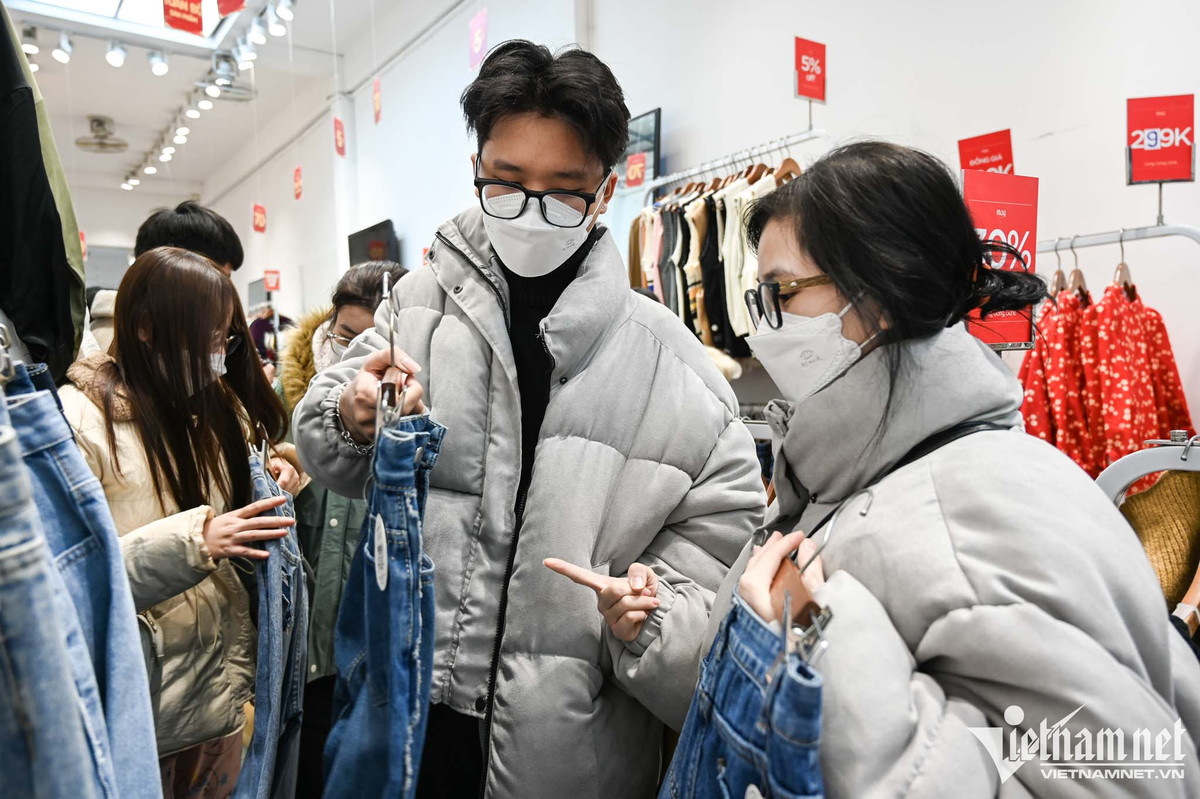 Trông con trên vỉa hè chờ vợ chen chân mua quần áo giảm giá - Hình 15 Trong con tren via he cho vo chen chan mua quan ao giam gia-Hinh-15