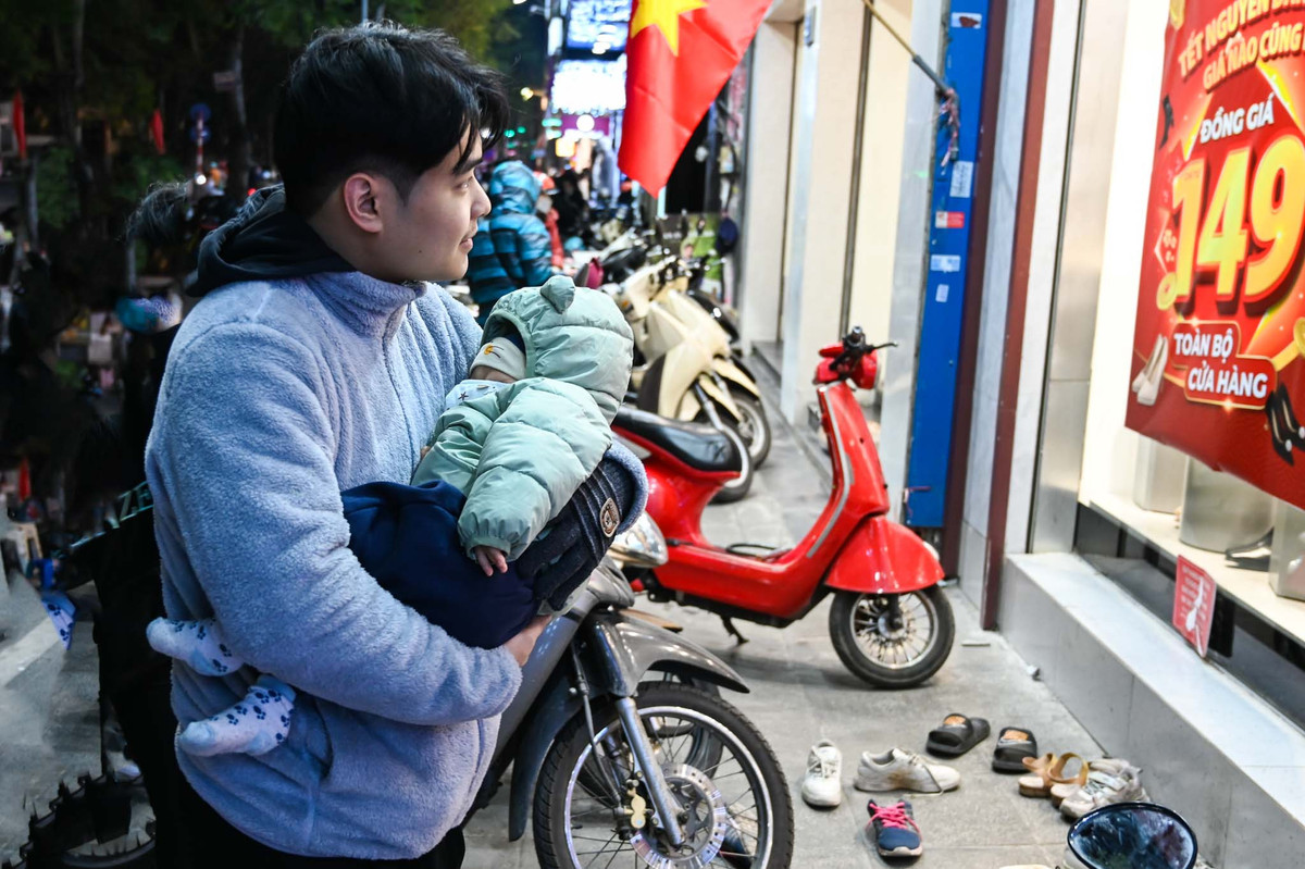 Trông con trên vỉa hè chờ vợ chen chân mua quần áo giảm giá - Hình 6 Trong con tren via he cho vo chen chan mua quan ao giam gia-Hinh-6