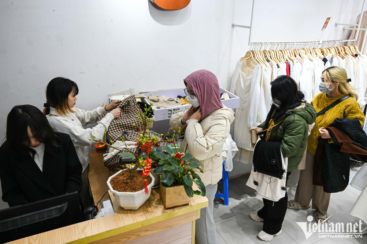 Trông con trên vỉa hè chờ vợ chen chân mua quần áo giảm giá - Hình 16 Trong con tren via he cho vo chen chan mua quan ao giam gia-Hinh-16