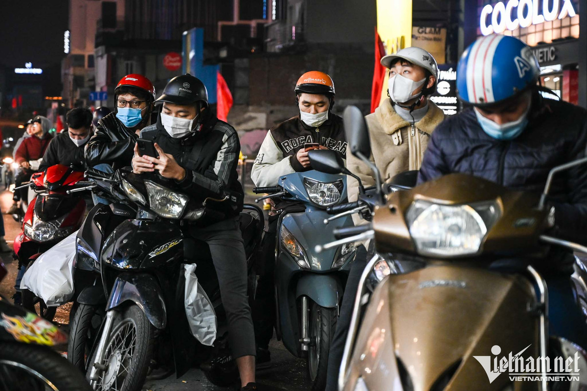 Trông con trên vỉa hè chờ vợ chen chân mua quần áo giảm giá - Hình 4 Trong con tren via he cho vo chen chan mua quan ao giam gia-Hinh-4