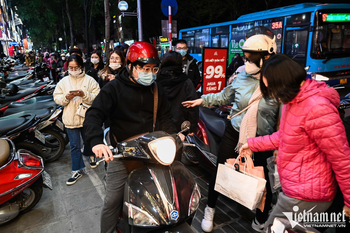 Trông con trên vỉa hè chờ vợ chen chân mua quần áo giảm giá - Hình 3 Trong con tren via he cho vo chen chan mua quan ao giam gia-Hinh-3