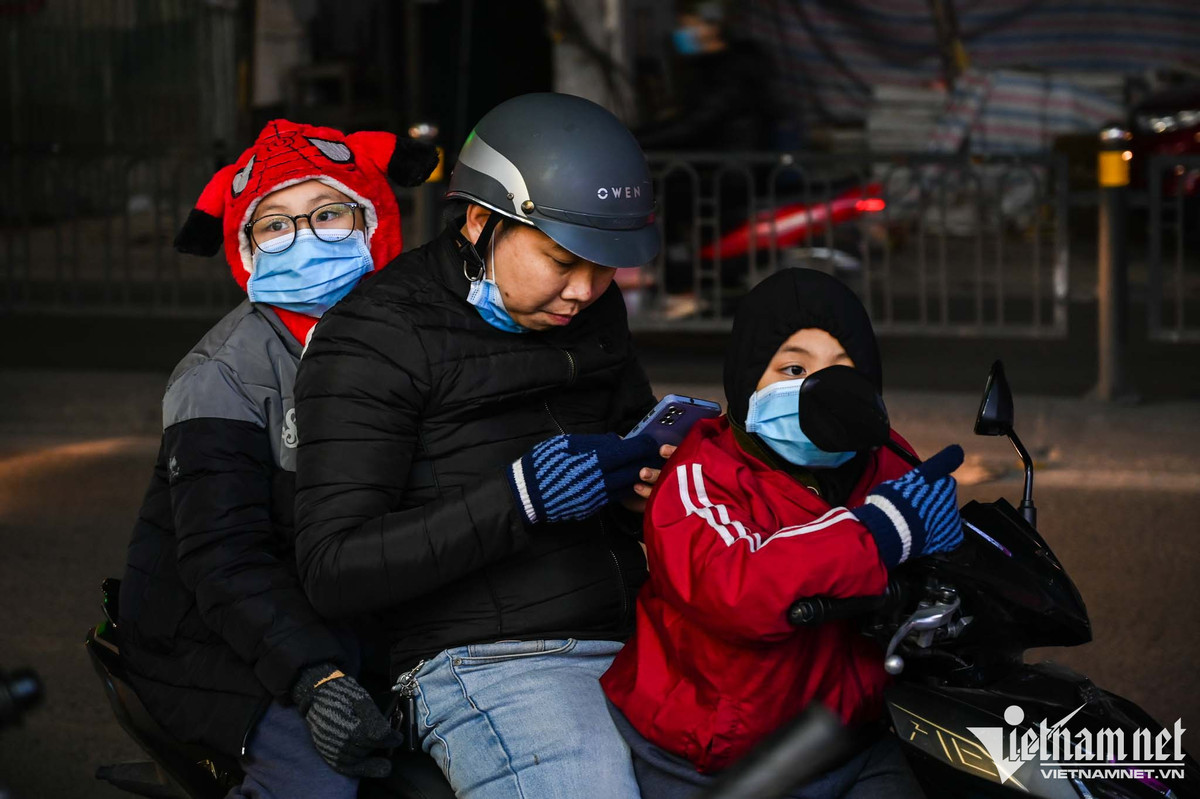 Trong con tren via he cho vo chen chan mua quan ao giam gia-Hinh-8