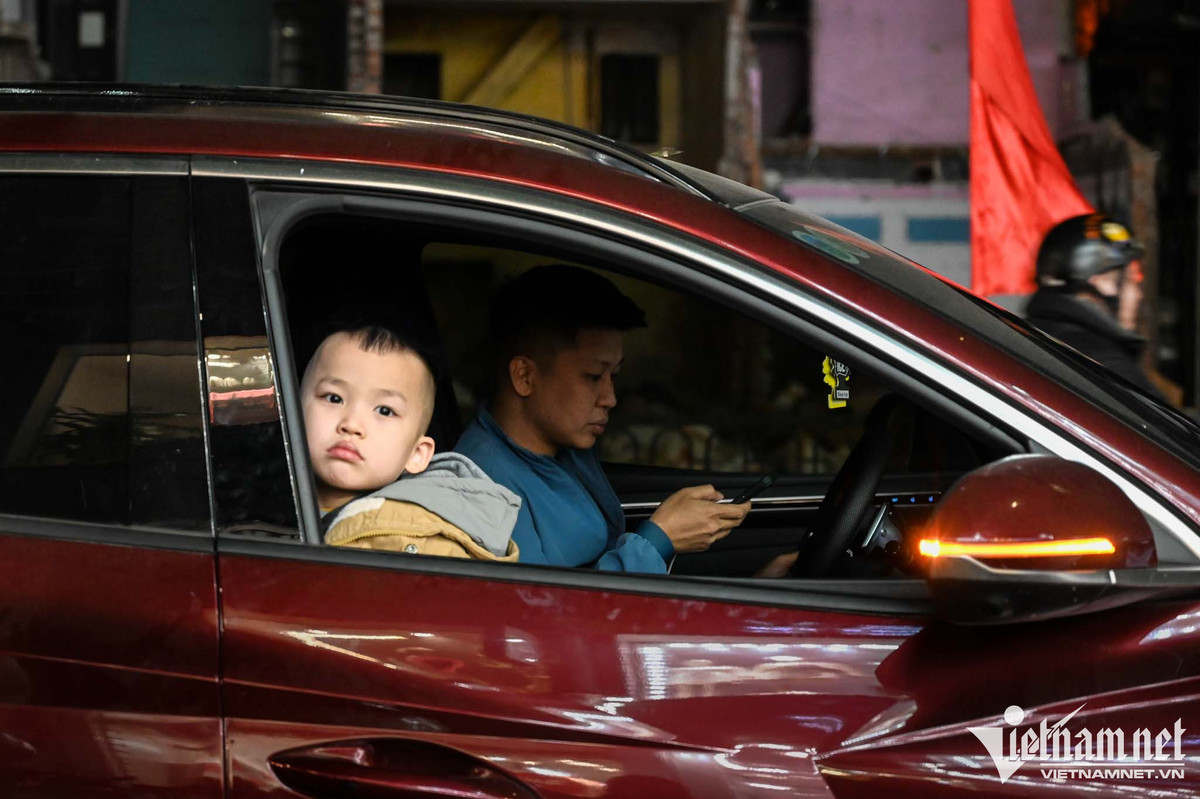 Trông con trên vỉa hè chờ vợ chen chân mua quần áo giảm giá - Hình 7 Trong con tren via he cho vo chen chan mua quan ao giam gia-Hinh-7
