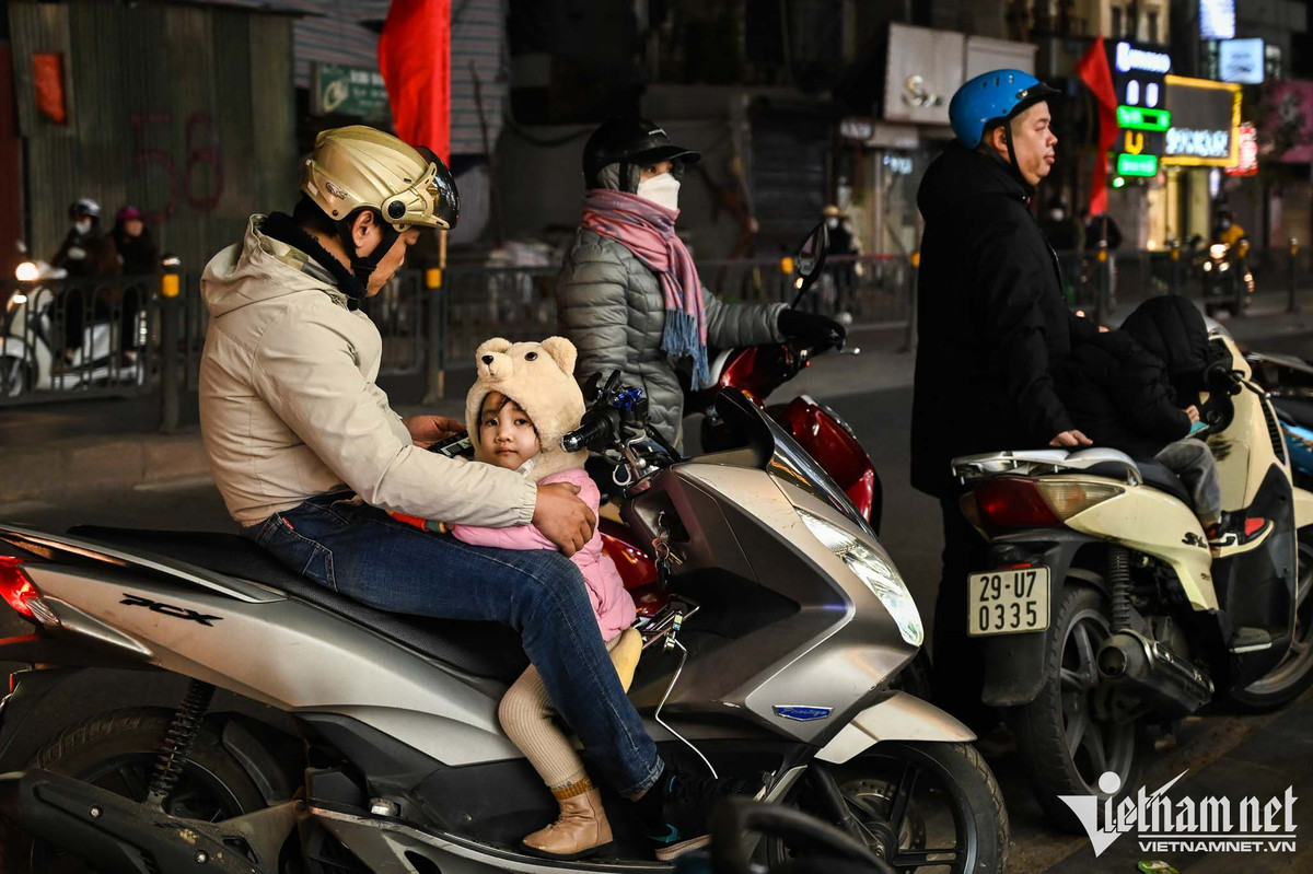 Trong con tren via he cho vo chen chan mua quan ao giam gia-Hinh-9