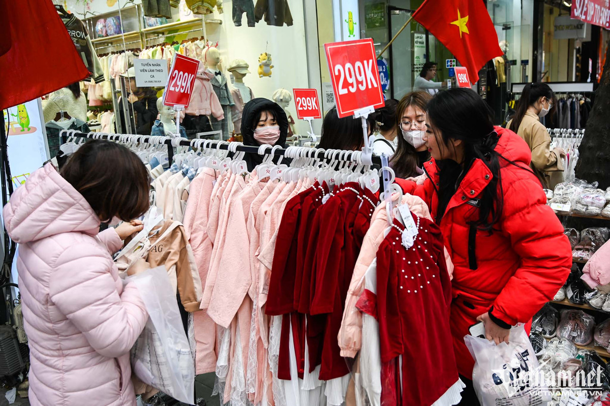 Trông con trên vỉa hè chờ vợ chen chân mua quần áo giảm giá - Hình 2 Trong con tren via he cho vo chen chan mua quan ao giam gia-Hinh-2