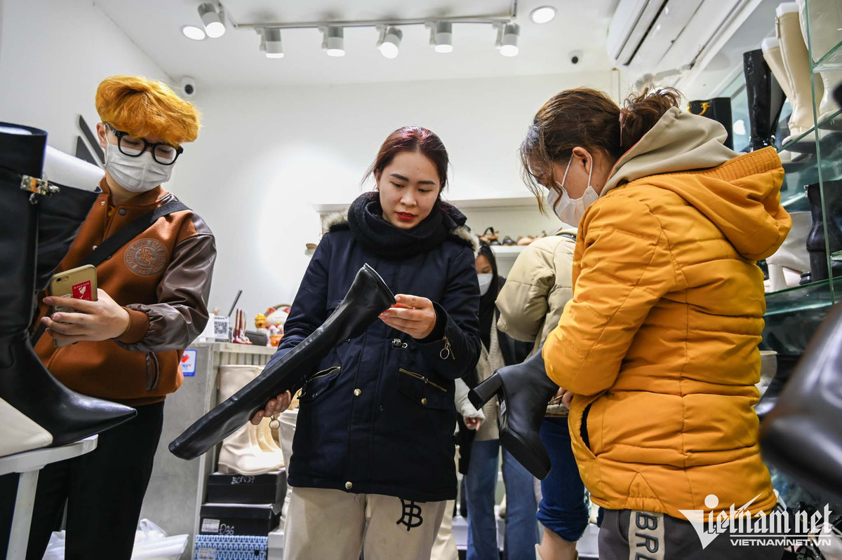 Trông con trên vỉa hè chờ vợ chen chân mua quần áo giảm giá - Hình 14 Trong con tren via he cho vo chen chan mua quan ao giam gia-Hinh-14