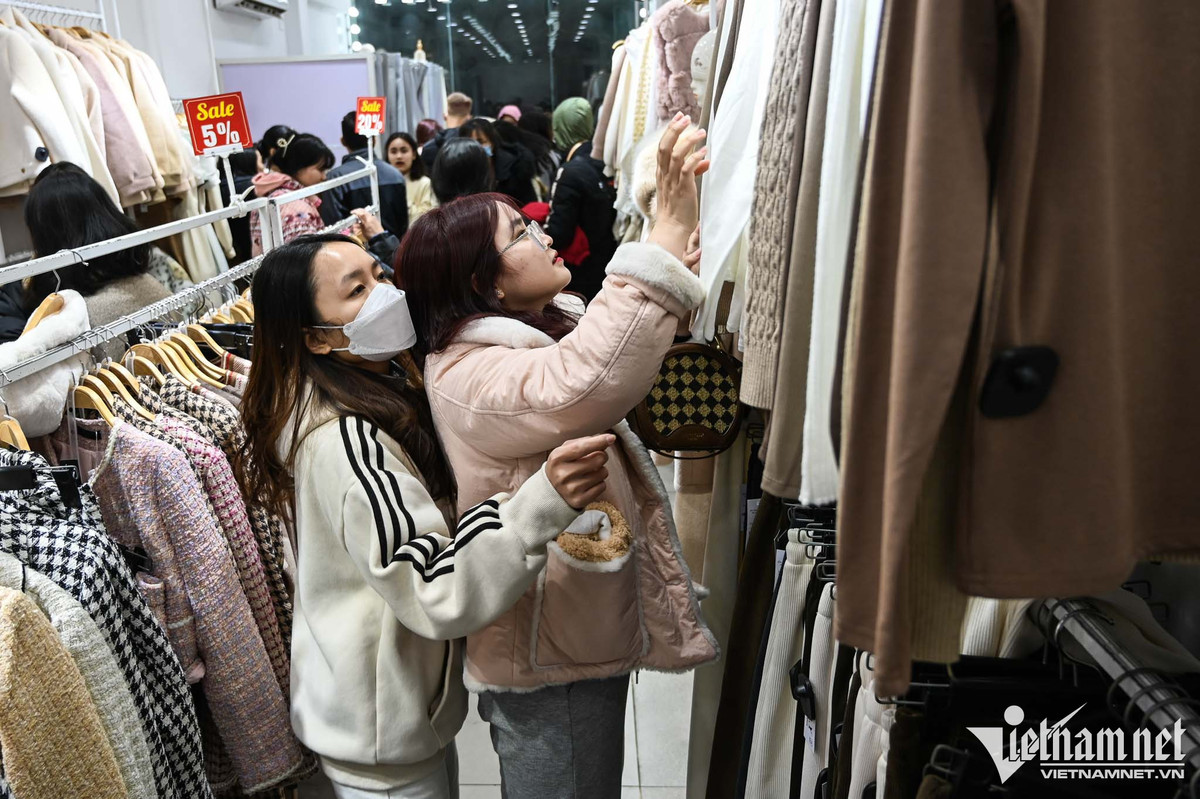 Trông con trên vỉa hè chờ vợ chen chân mua quần áo giảm giá - Hình 11 Trong con tren via he cho vo chen chan mua quan ao giam gia-Hinh-11