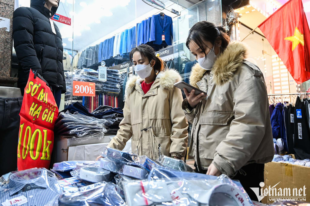 Trông con trên vỉa hè chờ vợ chen chân mua quần áo giảm giá - Hình 12 Trong con tren via he cho vo chen chan mua quan ao giam gia-Hinh-12