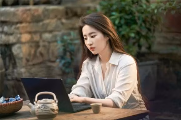 Luu Diec Phi gay xon xao vi lo mat beo hien ca nong cam-Hinh-2