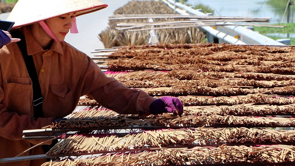 Lang huong 100 tuoi tai Ha Noi hut khach du lich-Hinh-3