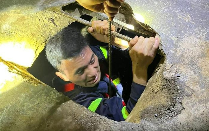 Giai cuu be trai 8 tuoi o Dak Lak roi xuong gieng bo hoang