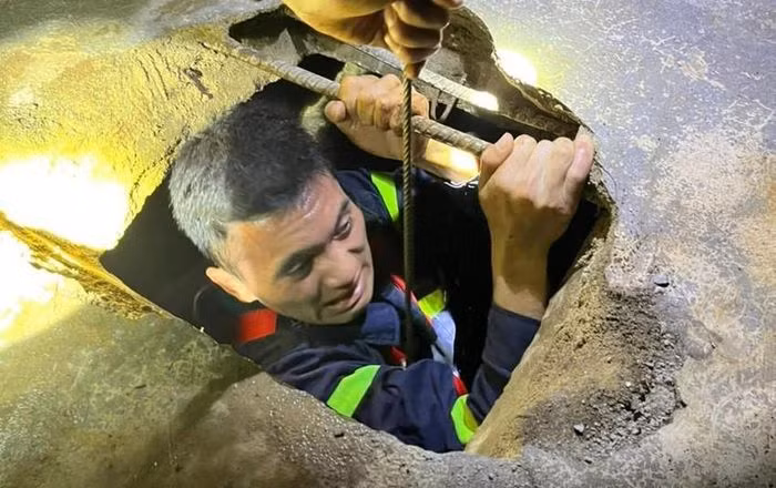 Giai cuu be trai 8 tuoi o Dak Lak roi xuong gieng bo hoang