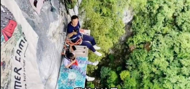 Quan ca phe chenh venh tren vach da cao 200m-Hinh-2