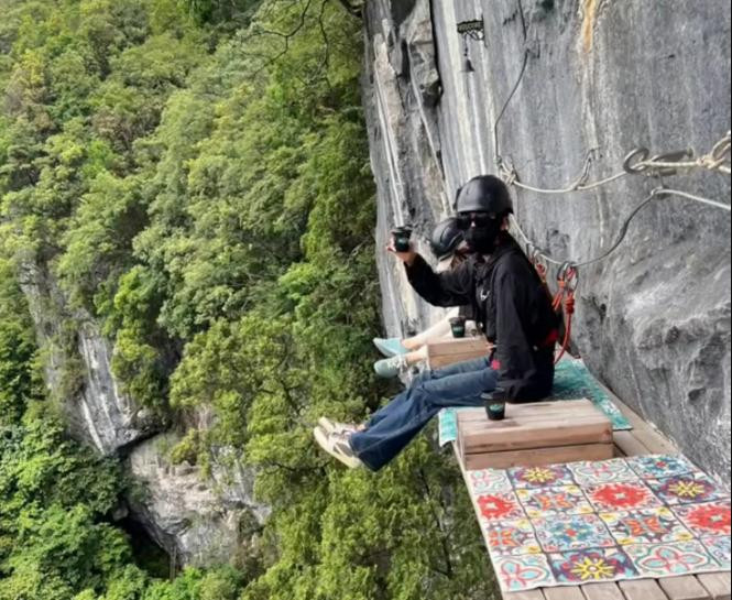 Quan ca phe chenh venh tren vach da cao 200m