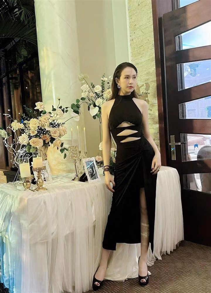 Chiếc đầm đen tuy tối giản nhưng lại hoàn thành đúng nhiệm vụ là tôn dáng và tôn da của nữ doanh nhân hết cỡ.