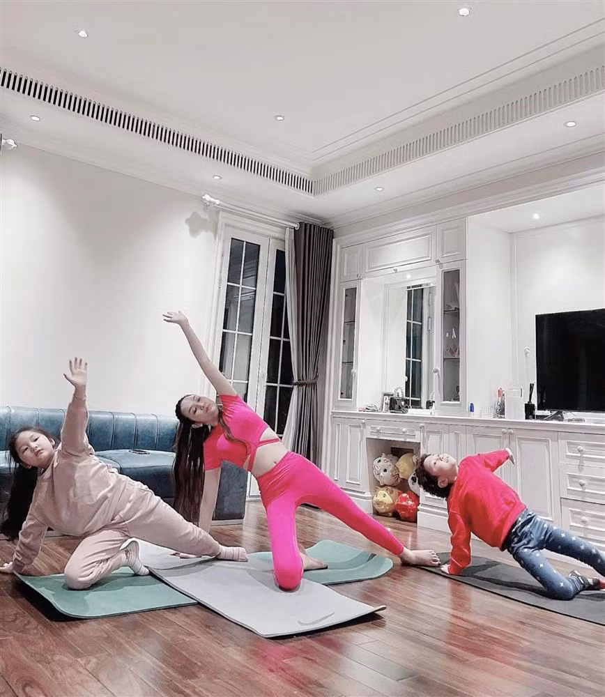 Cô chăm chỉ tập yoga để duy trì vóc dáng.