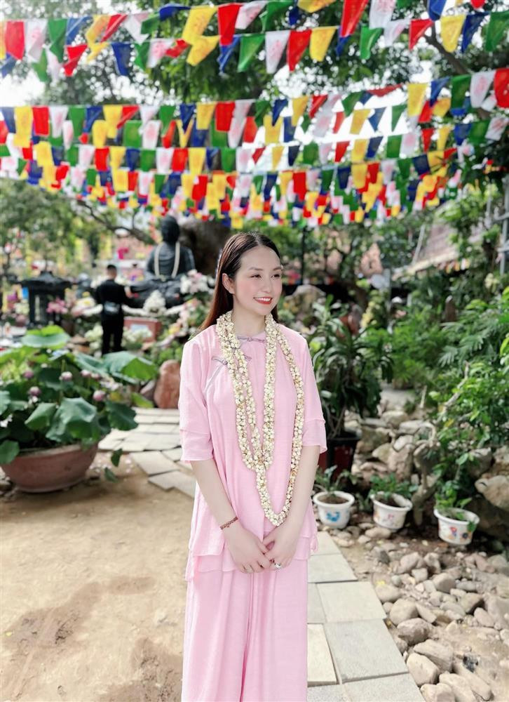 Người đẹp luôn chọn các thiết kế thời trang mặc phù hợp bối cảnh. Đi theo thiên hướng ăn mặc sang trọng, gợi cảm vừa đủ nên Hương Baby xuất hiện ở đâu cũng được khen gợi hết mực.