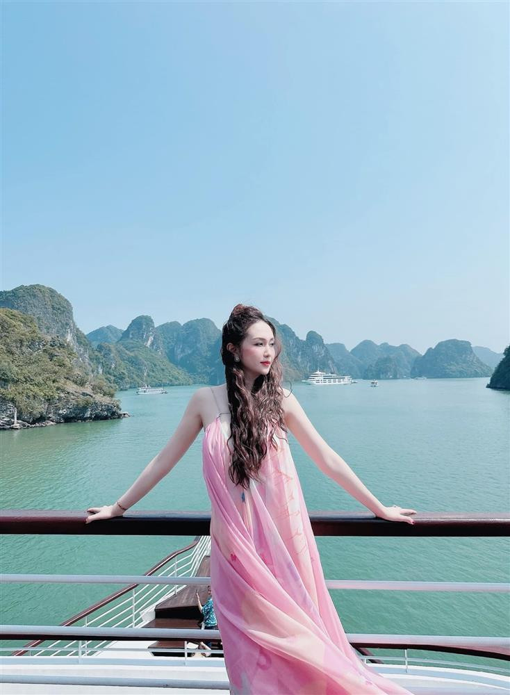 Phong cách thời trang của cựu hotgirl Hà Thành cũng đổi khác, sang trọng và gợi cảm khó cưỡng.