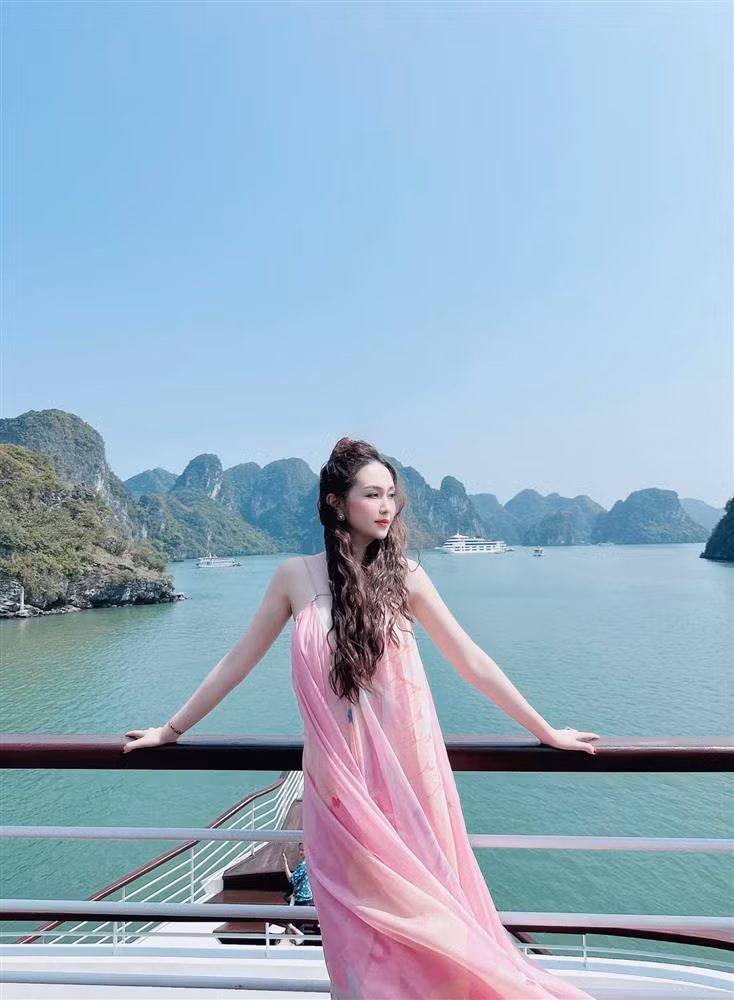 Phong cách thời trang của cựu hotgirl Hà Thành cũng đổi khác, sang trọng và gợi cảm khó cưỡng.